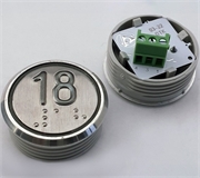 Кнопка приказа. Cимвол: 18-й этаж; код Брайля: имеется; материалы: нержавеющая сталь, алюминий, пластик; подсветка: красная; установочное место: 32 мм.