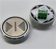 Кнопка приказа. Cимвол: закрыть двери; код Брайля: отсутствует; материалы: нержавеющая сталь, алюминий, пластик; подсветка: нет; установочное место: 32 мм.